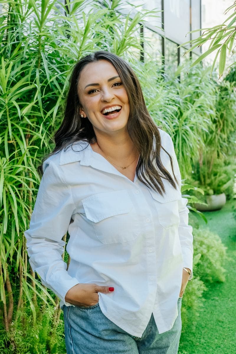 Samara Eriksson sorrindo, de camisa branca
